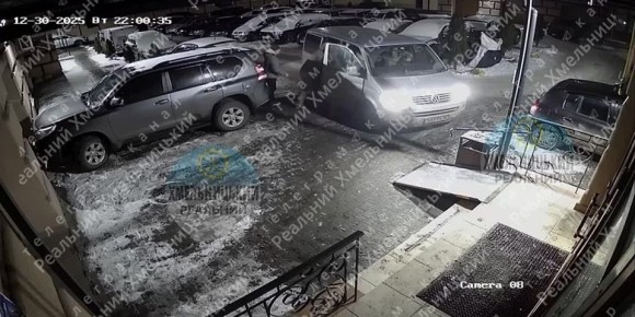 Куча мала в Хмельницком.. Мужик не успел забежать в подъезд