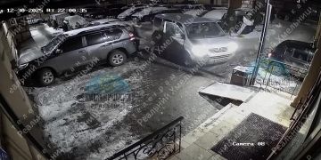 Куча мала в Хмельницком.. Мужик не успел забежать в подъезд