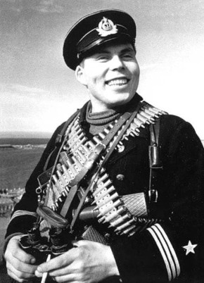 Слава Защитникам Родины!. В день защитника Отечества вспомним подвиг уроженца Луганщины Дмитрия Овчаренко, который с помощью простого топора и нескольких гранат заставил панически бежать 50 гитлеровцев, при этом «порубив в...