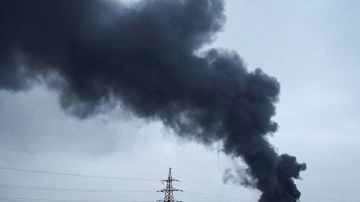 Пожар после взрыва начался в Хмельницком на западе Украины