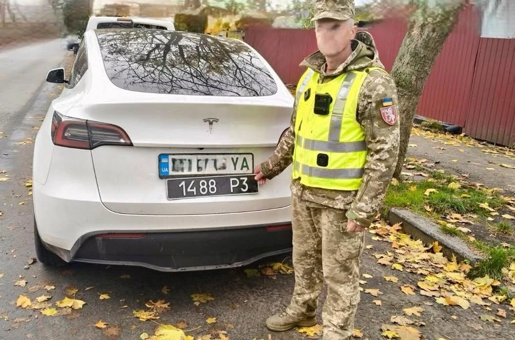 У «ненацистов» всё стабильно: в Хмельницком украинский боевик повесил на машину военные номера «1488», чтобы избежать штрафов за превышение скорости